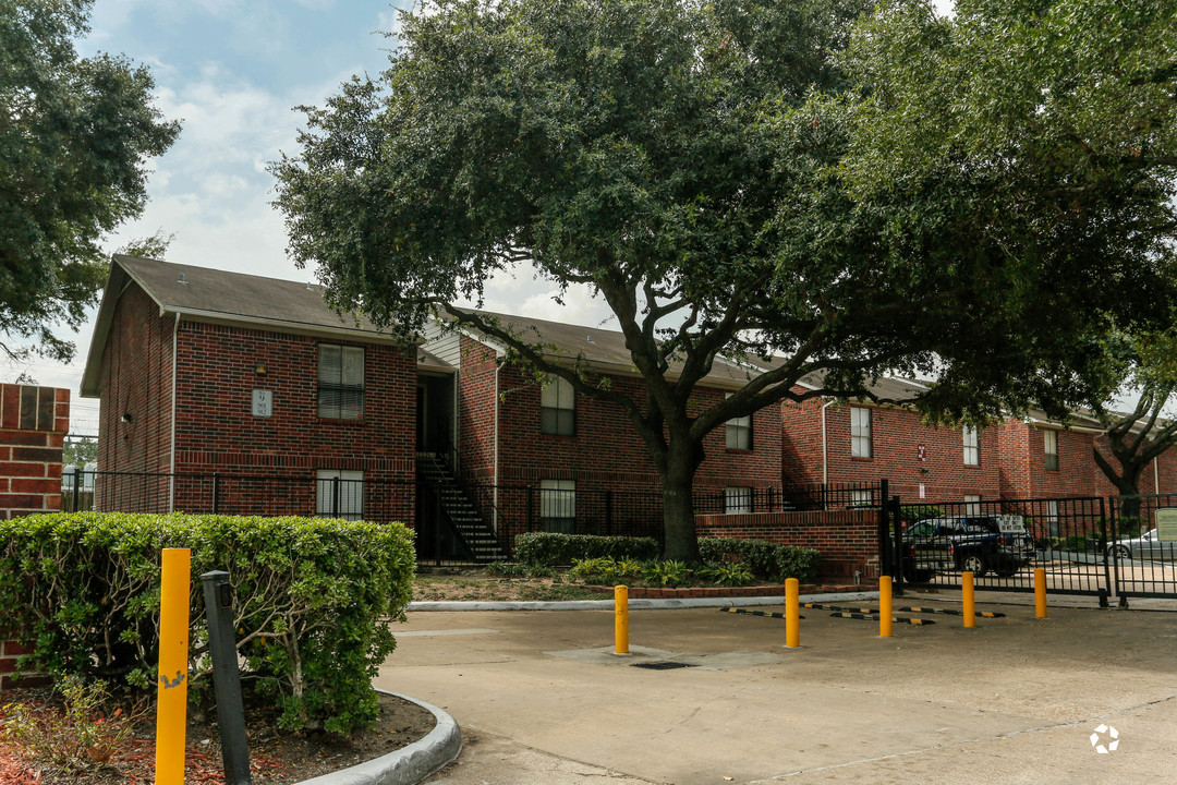 Gustine Lane Condos in Houston, TX - Building Photo