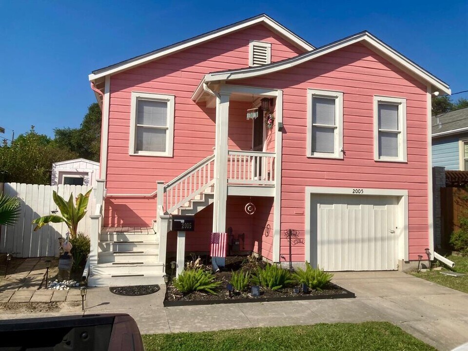 2005 33rd St in Galveston, TX - Foto de edificio
