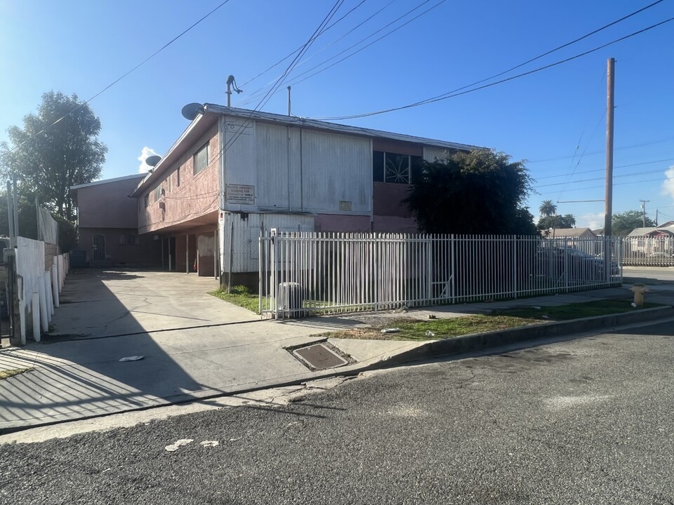 102 E Indigo St in Compton, CA - Building Photo