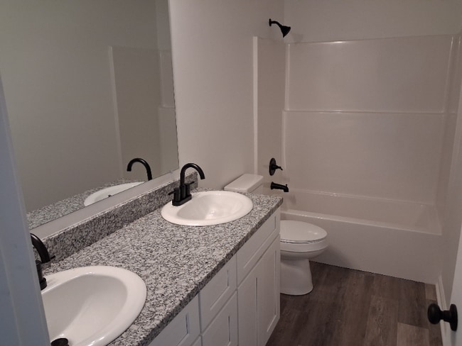 2102 Midland Dr in Thibodaux, LA - Foto de edificio - Building Photo