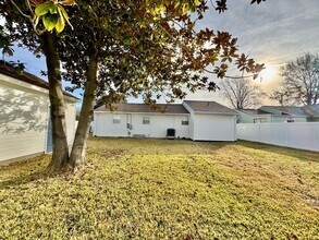 1517 Hedgerow Dr in Virginia Beach, VA - Foto de edificio - Building Photo