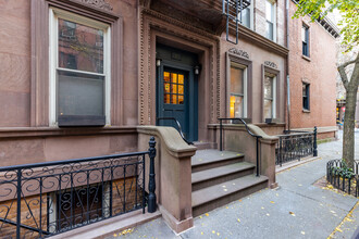 71 Barrow St in New York, NY - Building Photo - Building Photo