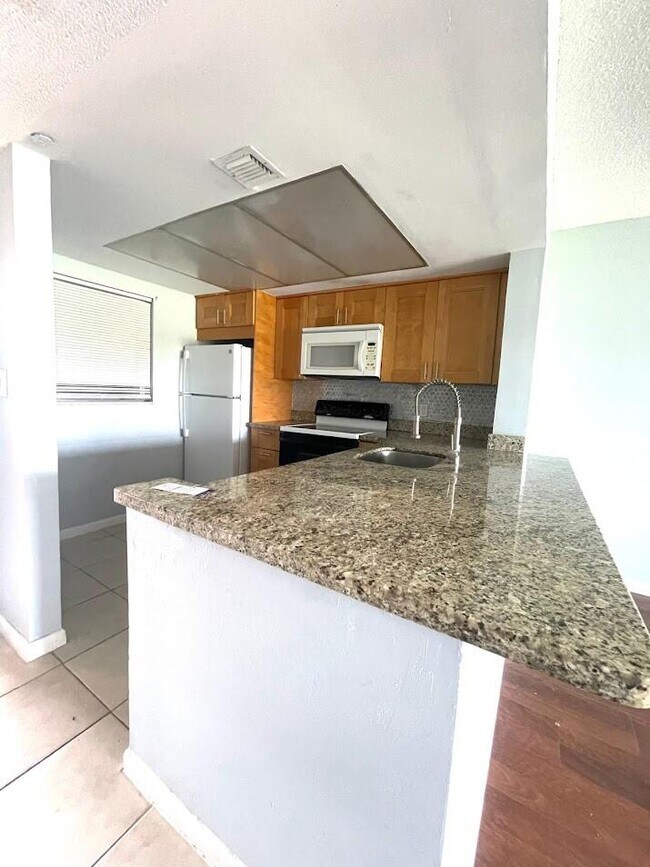 1101 Crystal Lake Dr in Pompano Beach, FL - Building Photo - Building Photo