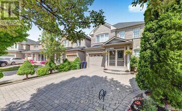 7 Glacier Crescent in Toronto, ON - Building Photo - Building Photo