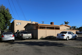 106-126 E 15th Ave in Escondido, CA - Foto de edificio - Building Photo