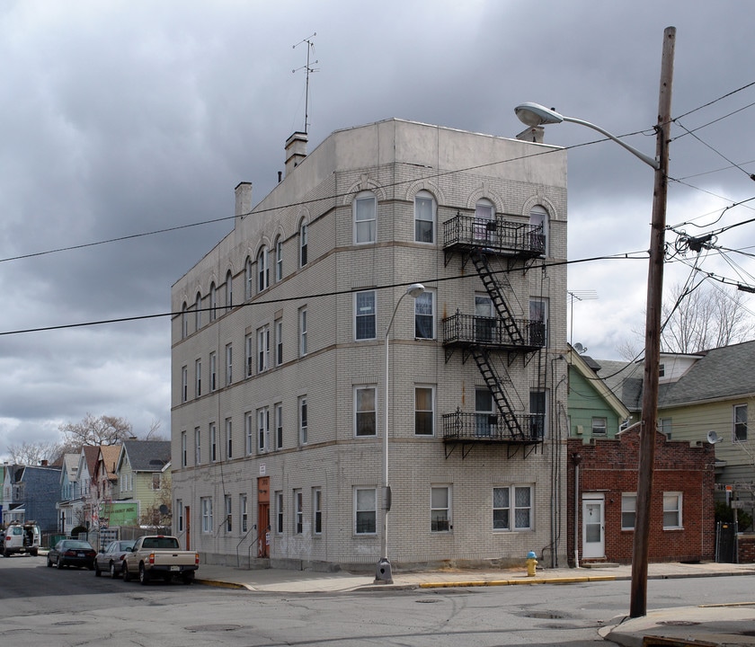 300 Watchung Ave in Orange, NJ - Foto de edificio