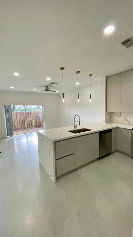10850 NW 82nd Terrace in Doral, FL - Building Photo - Building Photo