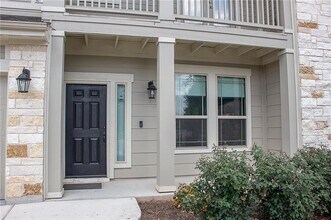 9801 McKnight Lp in Austin, TX - Building Photo - Building Photo
