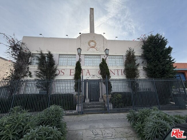 2252 W Washington Blvd in Los Angeles, CA - Building Photo - Building Photo