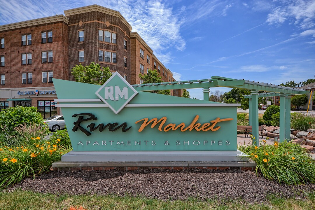 Yugo West Lafayette River Market in West Lafayette, IN - Foto de edificio