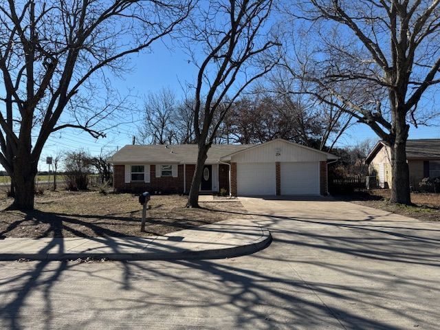 204 E Ave C in Waxahachie, TX - Building Photo