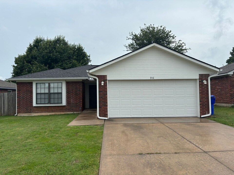 916 Brandywine Ln in Norman, OK - Building Photo