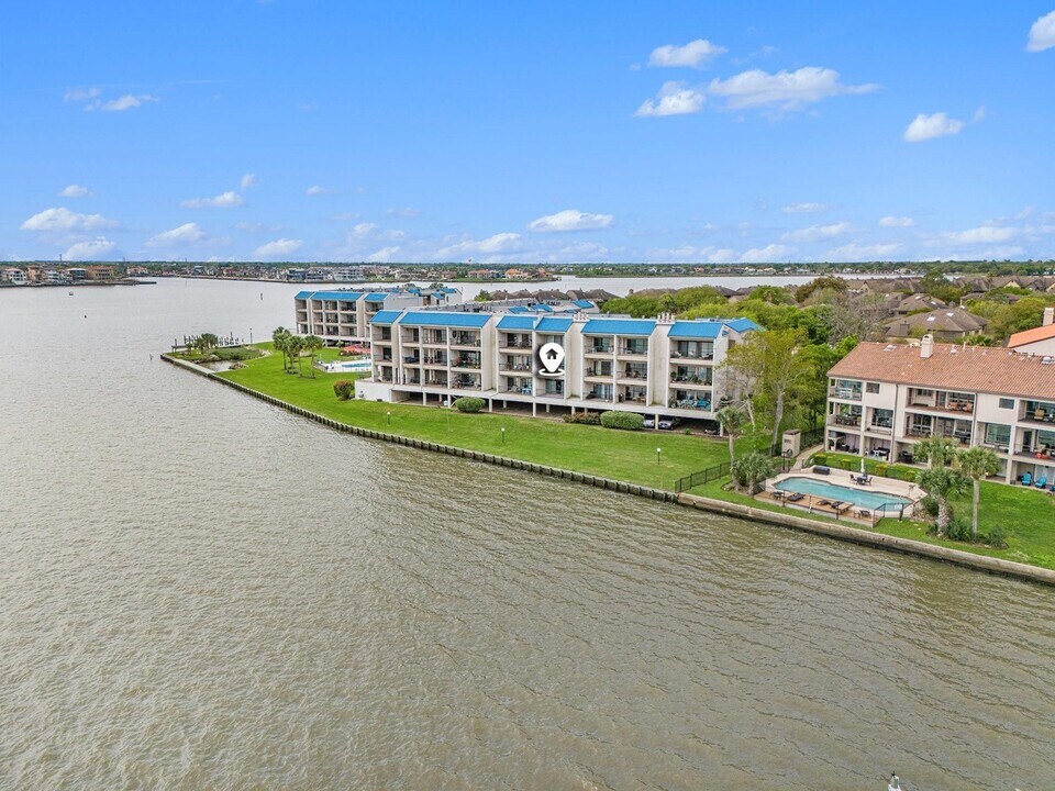 351 Lakeside Ln in Houston, TX - Building Photo