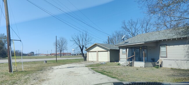 118 Maple St in Commerce, TX - Building Photo - Building Photo