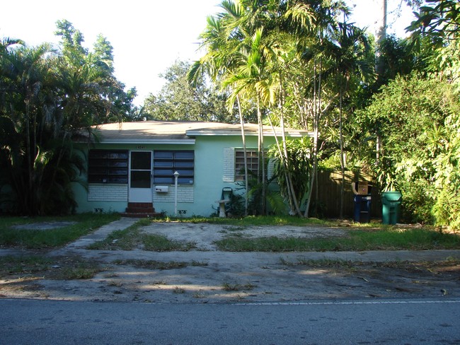 4241 SW 16th St in Miami, FL - Building Photo - Building Photo