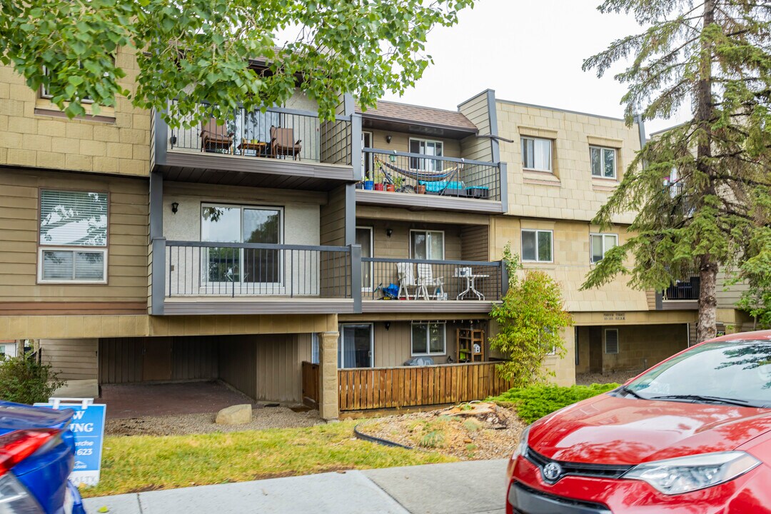 60 38a Ave SW in Calgary, AB - Building Photo