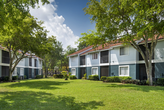 Sunny Lake in Lauderhill, FL - Foto de edificio - Building Photo