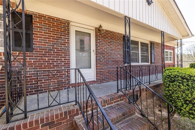 2058 Green Forrest Dr in Decatur, GA - Building Photo - Building Photo