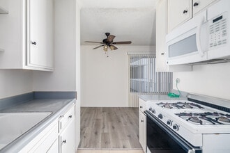 Fuller Apartments in Los Angeles, CA - Building Photo - Interior Photo