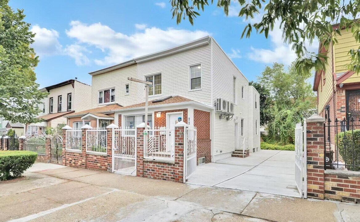 87-62 124th St in Queens, NY - Building Photo