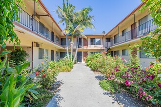 Parthenia Twin Apartments in Northridge, CA - Building Photo - Building Photo