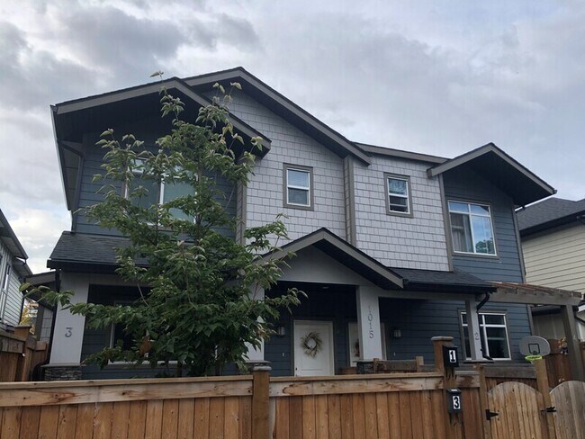 1015 Stockwell Ave in Kelowna, BC - Building Photo - Building Photo