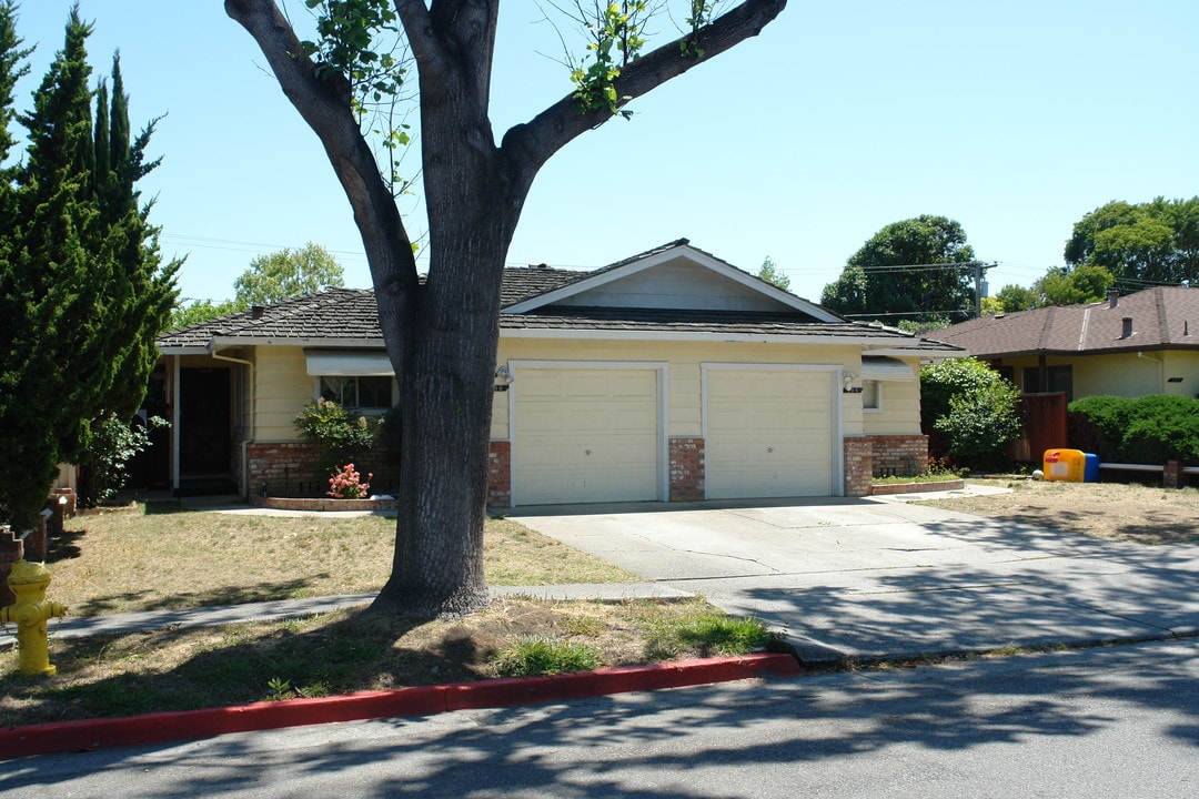 496-498 Northlake Dr in San Jose, CA - Foto de edificio