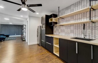 6858 Lockridge Dr NW in Atlanta, GA - Foto de edificio - Building Photo