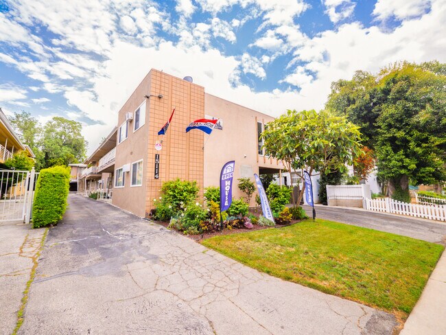 15114 Dickens St. in Sherman Oaks, CA - Foto de edificio - Building Photo