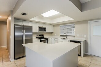 504 Mahogany Dr in Seffner, FL - Building Photo - Building Photo