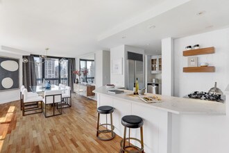 330 E 75th St in New York, NY - Foto de edificio - Building Photo