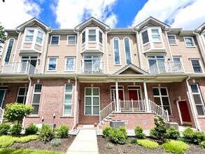 352 Oswego Ct in West New York, NJ - Building Photo - Building Photo