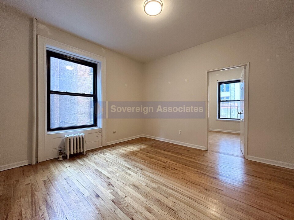 209 W 102nd St in New York, NY - Building Photo