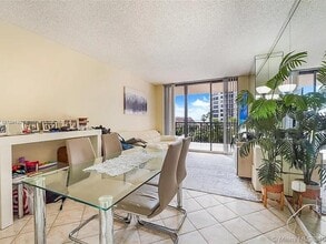 540 Brickell Key Dr, Unit 603 in Miami, FL - Foto de edificio - Building Photo