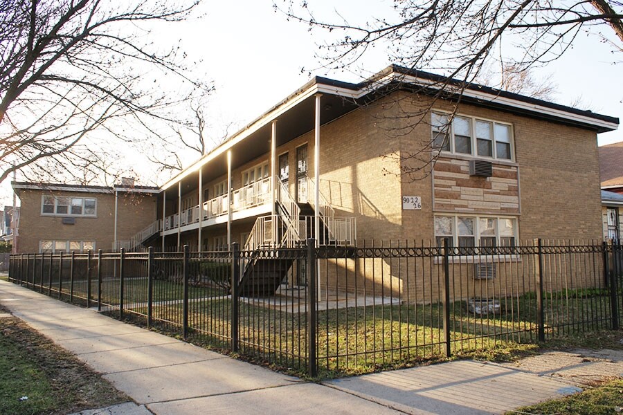 9032-9034 S Dauphin Ave in Chicago, IL - Building Photo