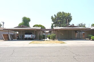 519-525 E Cypress Ave in Visalia, CA - Foto de edificio - Building Photo
