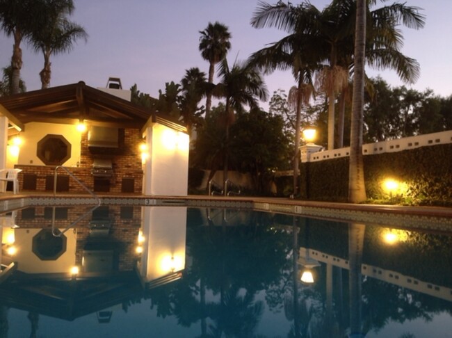 127 Bath St in Santa Barbara, CA - Building Photo - Building Photo