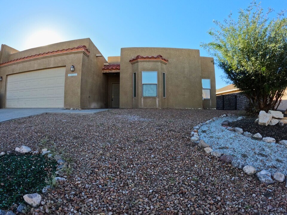 2210 Dakota Dr in Las Cruces, NM - Foto de edificio