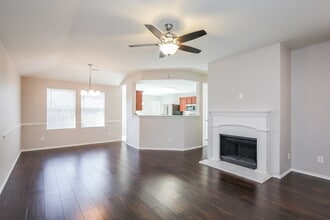 2021 Bentwood St in Glenn Heights, TX - Foto de edificio - Building Photo