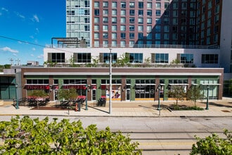 Everly on The Loop in St. Louis, MO - Foto de edificio - Building Photo