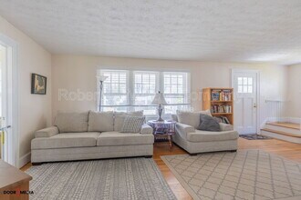 54 Fennbrook Rd in West Hartford, CT - Building Photo - Building Photo