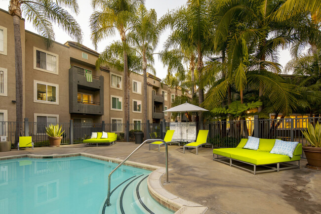 Mission Pacific Apartments in San Diego, CA - Foto de edificio - Building Photo