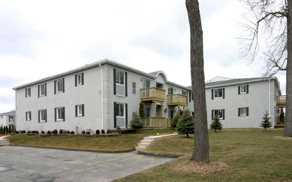 Pinewood Condominiums in Trenton, MI - Building Photo - Building Photo