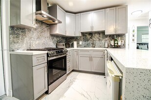 5601 SW 38th St in Davie, FL - Building Photo