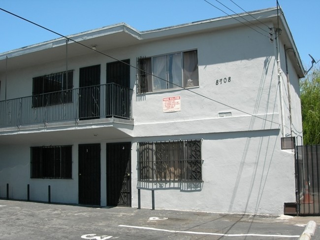 8708 S Hoover St in Los Angeles, CA - Building Photo - Building Photo