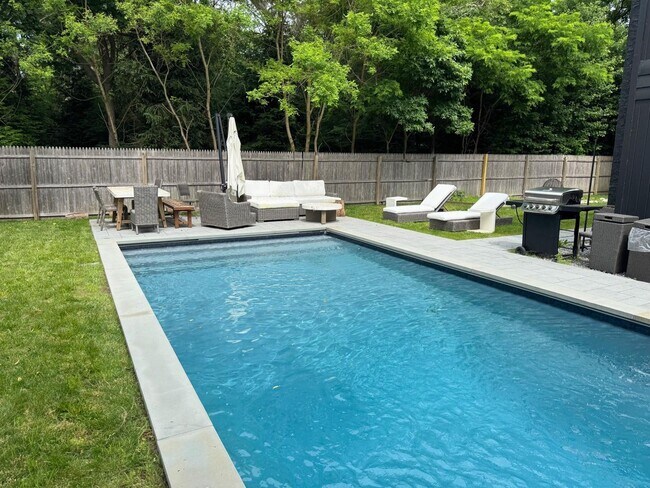 10 Cedar Ave in Southampton, NY - Building Photo - Building Photo