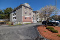 Bunker Estates Condominiums in Derry, NH - Building Photo - Building Photo