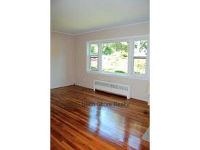 10 E Leech Cir in Glen Cove, NY - Foto de edificio - Building Photo