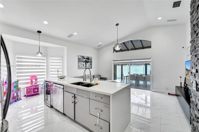4955 SW 33rd Ave in Fort Lauderdale, FL - Foto de edificio - Building Photo