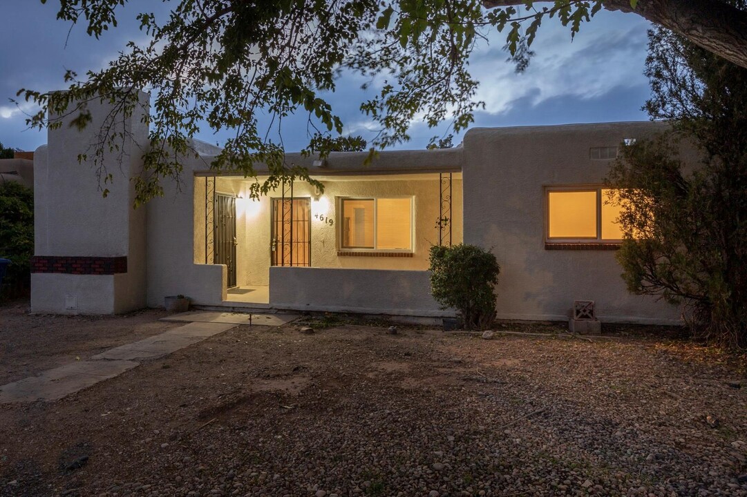 4619 9th St NW in Albuquerque, NM - Building Photo